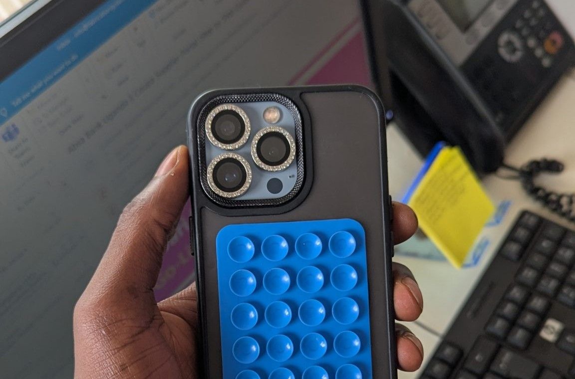 Main tenant un smartphone pour déclarer un sinistre