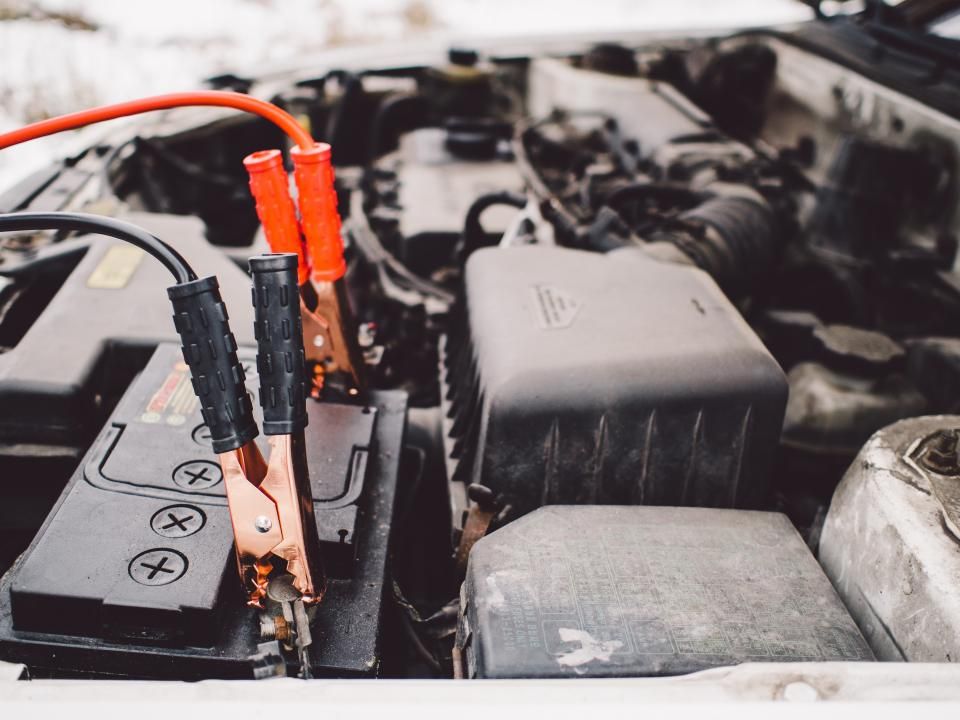 Compartiment moteur avec batterie en cours de contrôle