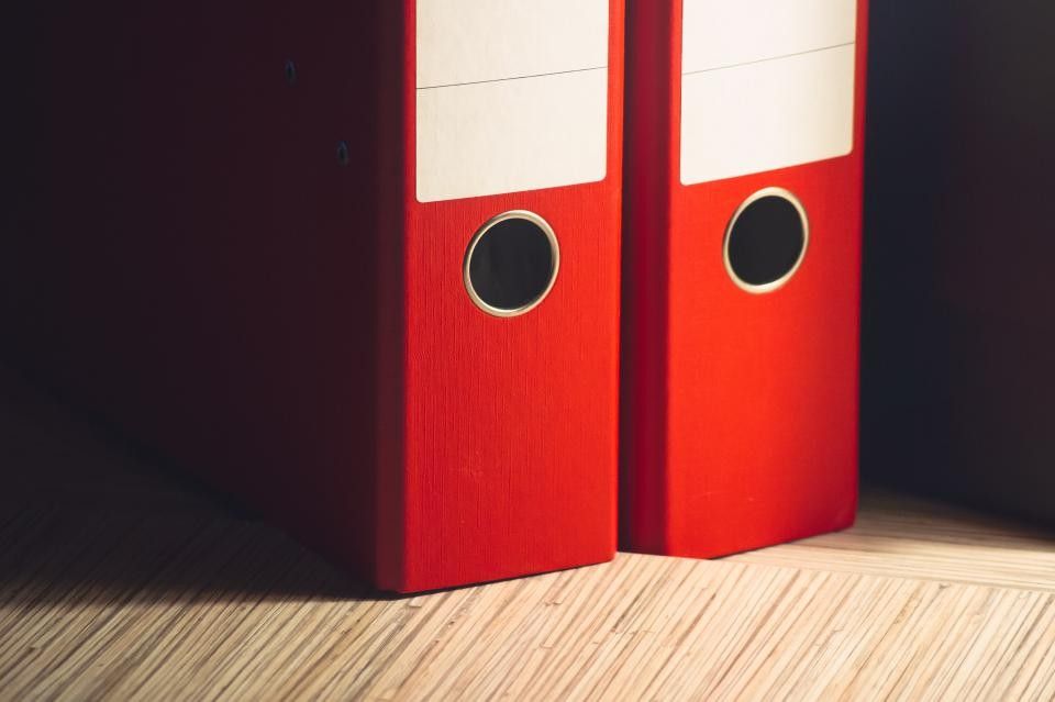 Classeurs rouges de dossiers d'assurance