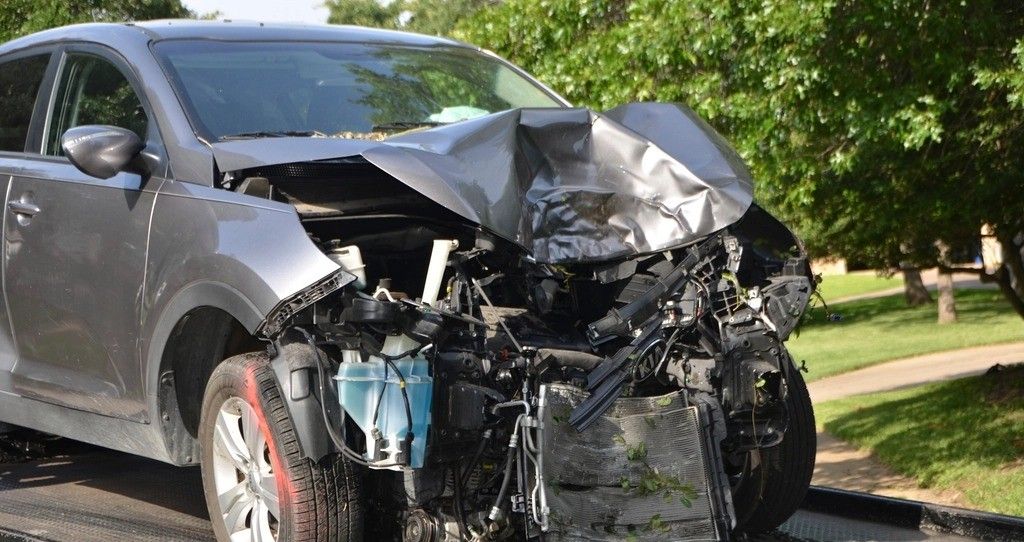 Voiture accidentée à l’avant, sur un plateau de dépannage