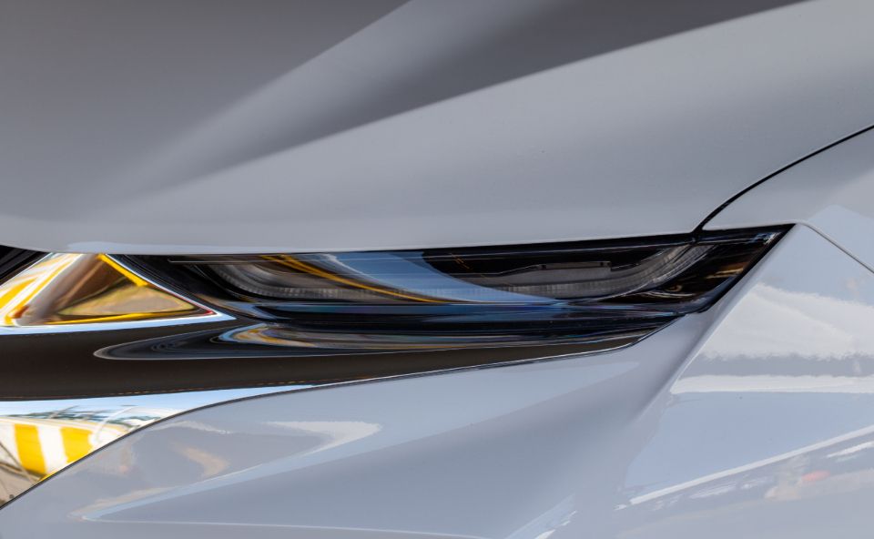 Optique et carrosserie brillantes après lustrage
