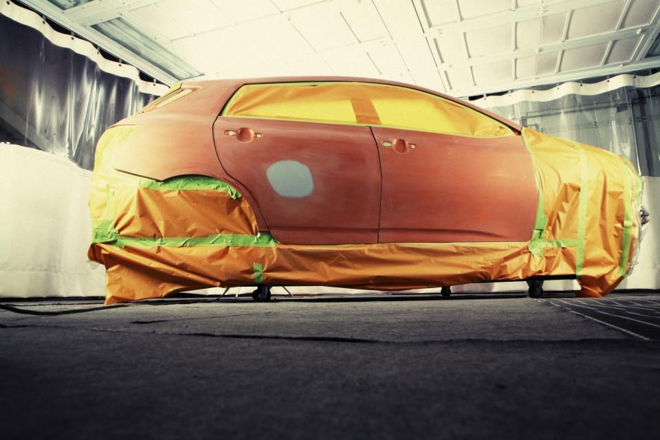 Voiture préparée et masquée avant mise en peinture en cabine