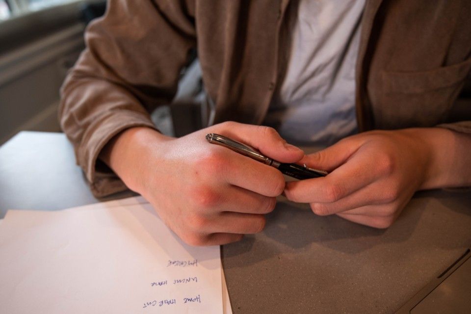 Personne qui remplit un document au stylo